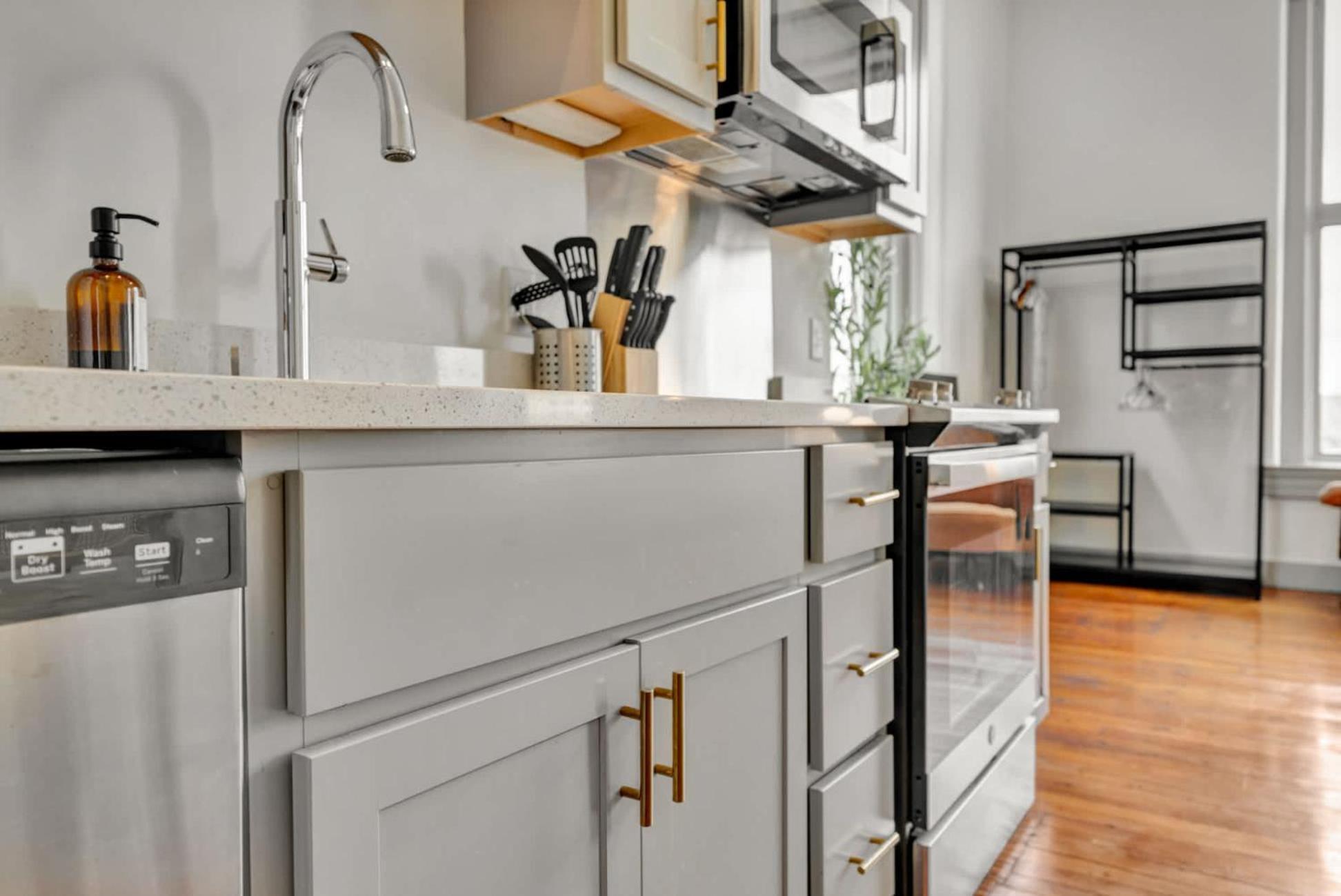 Bright And Modern In # 402 Apartment *